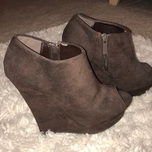 Brown dressy wedges! 👠